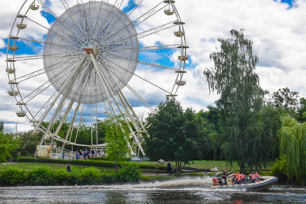 Riesenrad und Boote