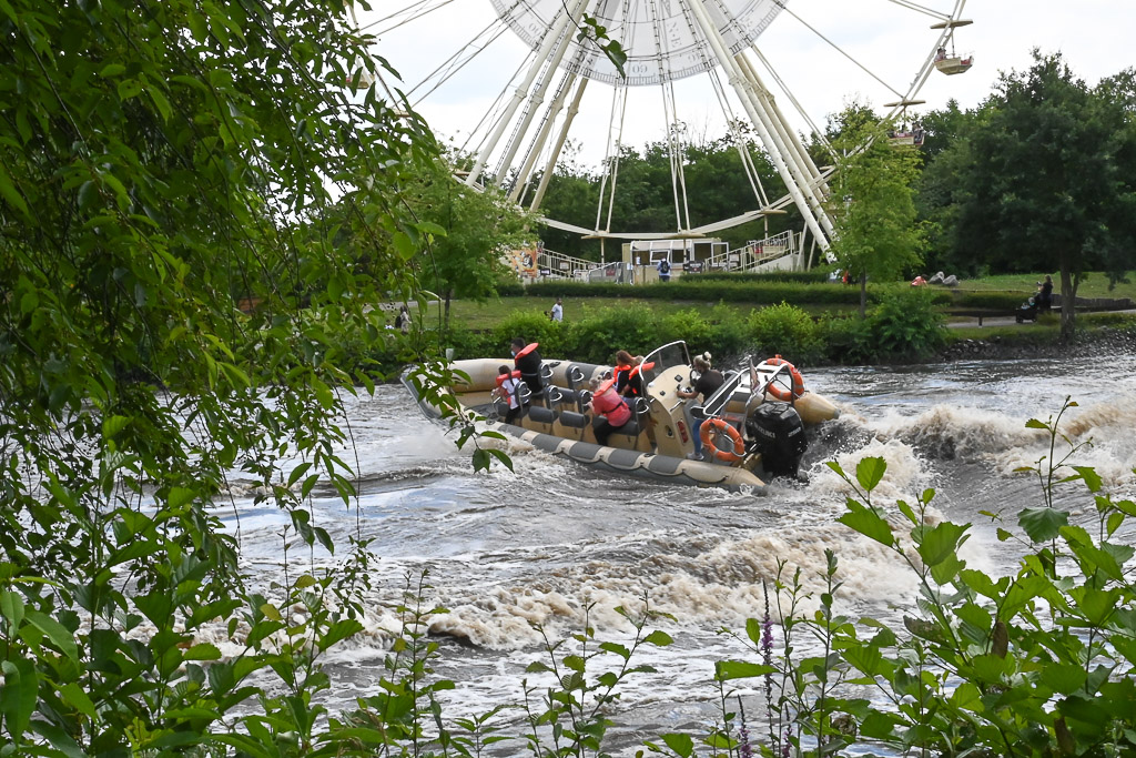 Boote auf dem Wasser vor dem Riesenrad