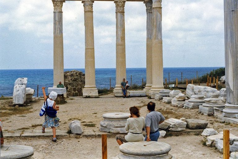 Säulen des Apollontempels in Side vor dem Meer