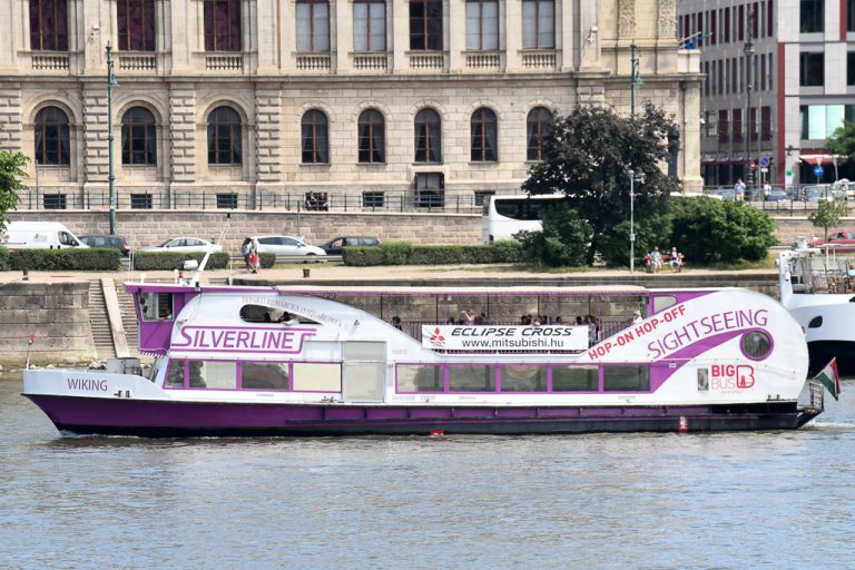 Ausflugsschiff der Silverline vor dem Donauufer
