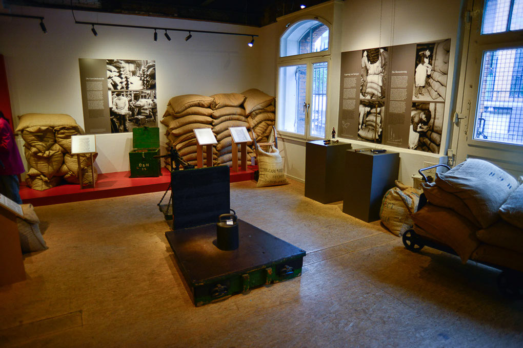 Ausstellungsraum mit Kaffeesäcken