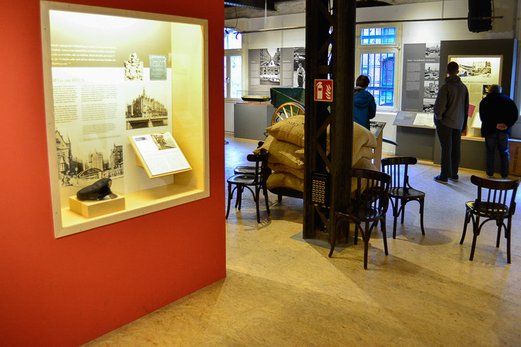 Vitrine im Ausstellungsraum