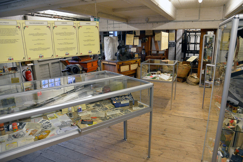 Vitrinen im Ausstellungsraum