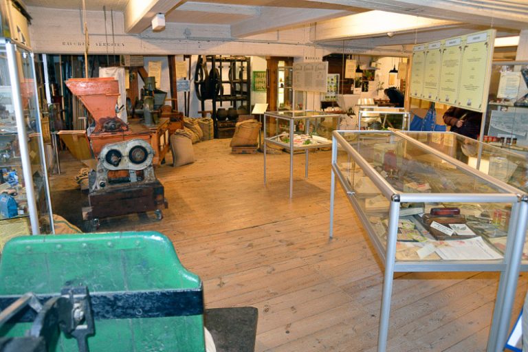 Maschinen und Vitrinen im Museum