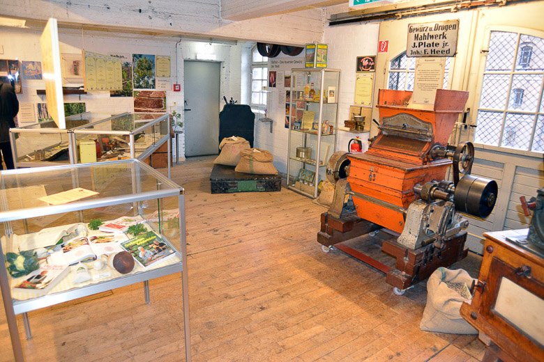 Vitrine und Maschine im Museum