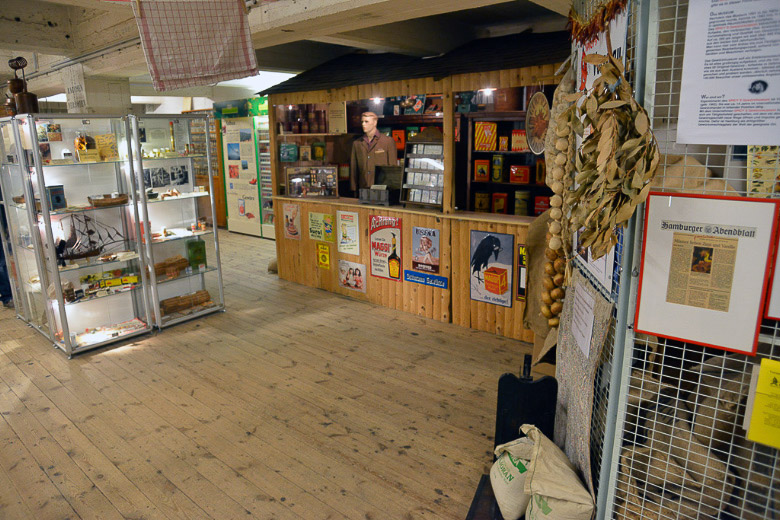 Ausstellungsraum mit Regalen