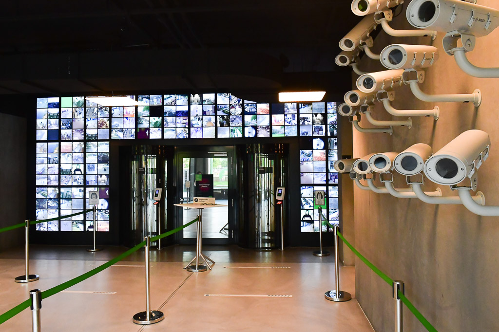 Eingang mit Videowand und Kameras