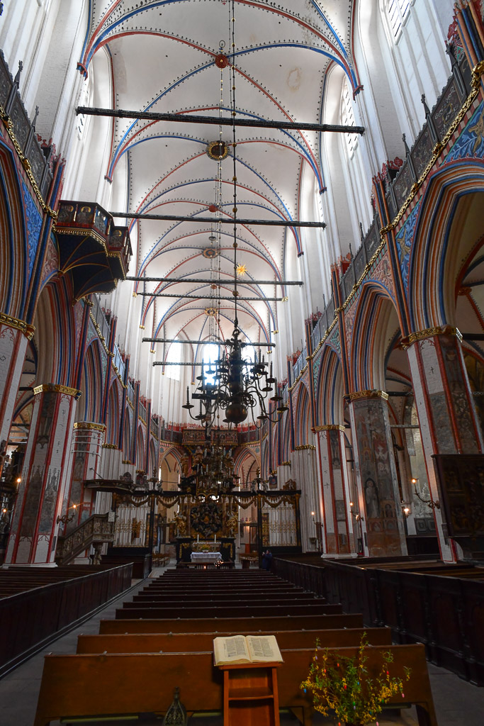 Kirchenschiff der Marienkirche im Hochformat