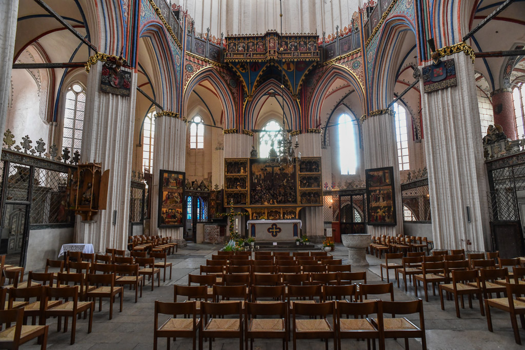 Innenraum mit Altar und Stuhlreihen