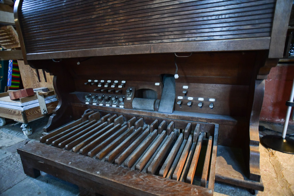 Spieltisch der Orgel