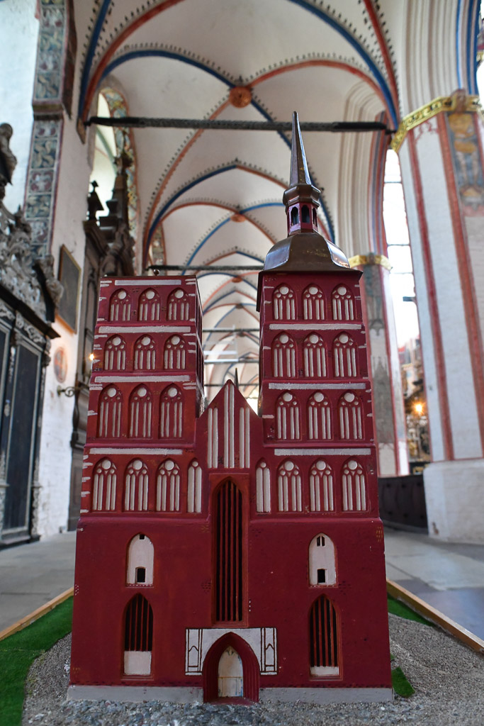 Modell der Kirche im Hochformat
