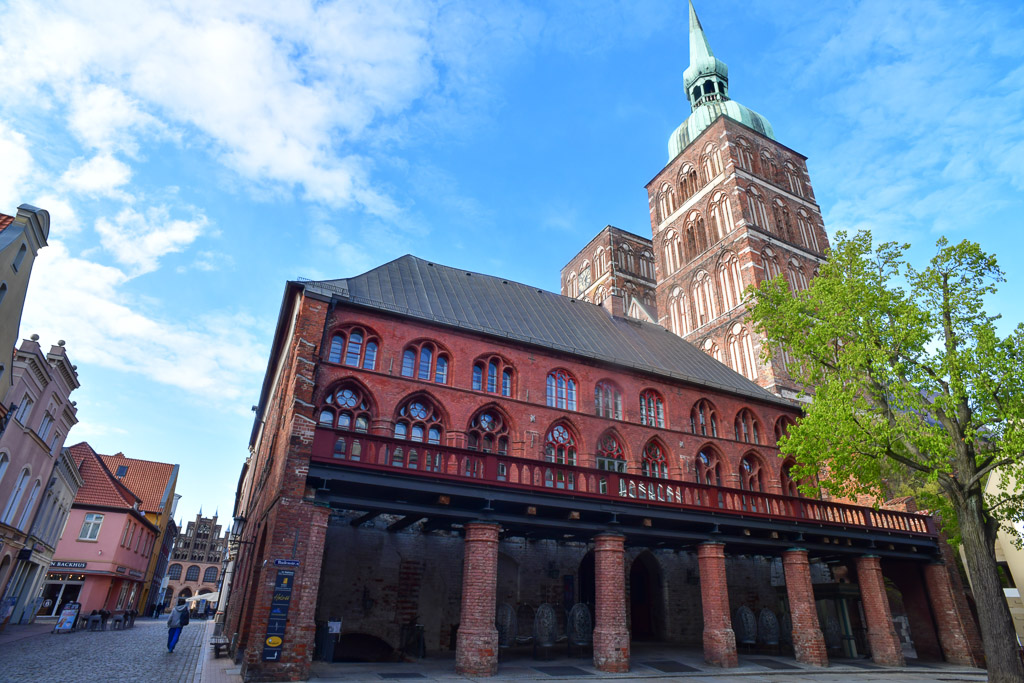 Backsteinhaus und Kirchturm