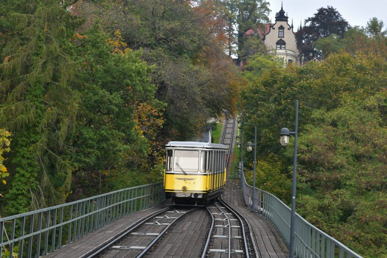 Standseilbahn am Hang