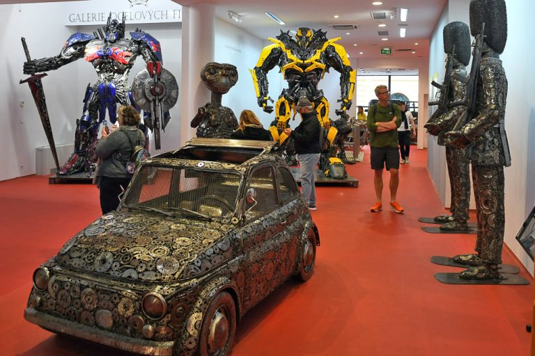 Transformers und Auto in der Ausstellung
