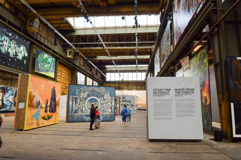 Große Ausstellungshalle des STRAAT Museum mit Street-Art-Werken
