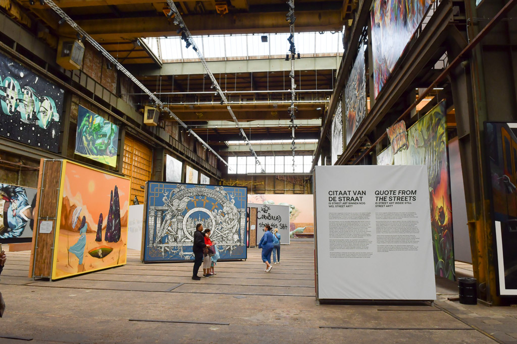 Große Ausstellungshalle des STRAAT Museum mit Street-Art-Werken