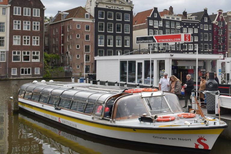 Ein Ausflugsboot von Stromma liegt am Anleger