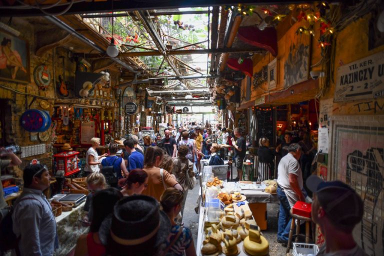 Innenhof des Szimpla Kert mit vielen Gästen