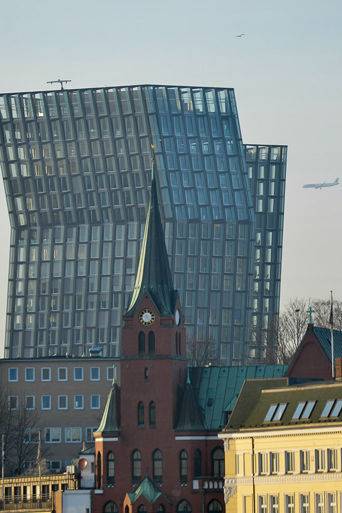 Turm mit Kirche im Hintergrund im Hochformat