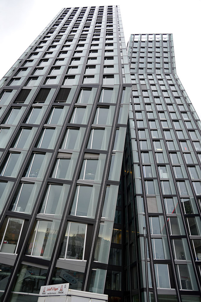 Geknickte Fassade eines Turms im Hochformat