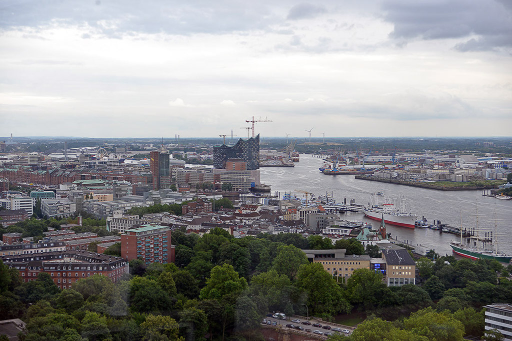 Blick von oben auf Hamburg mit Elbe und Elbphilharmonie