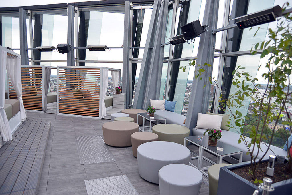 Dachterrasse mit Sitzgruppen