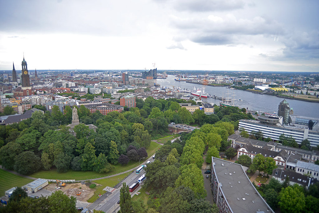 Blick über Park und Elbe