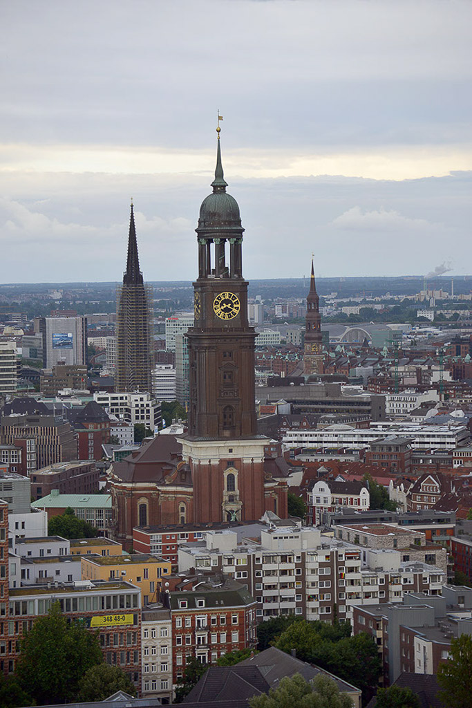 Blick auf den Michel im Hochformat