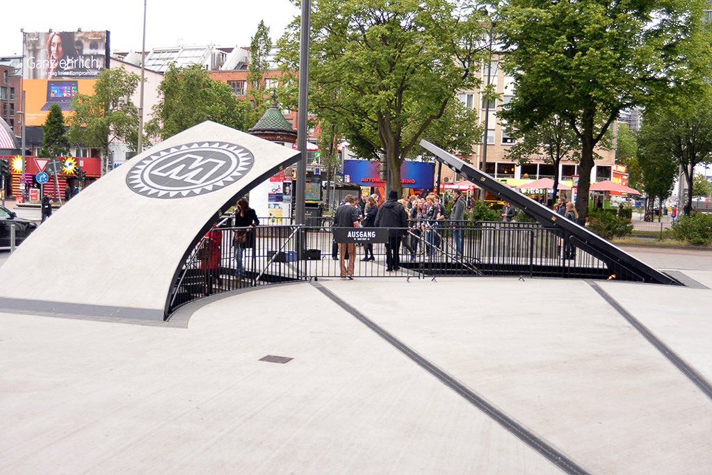Betondeckel am Eingang des Mojo Clubs