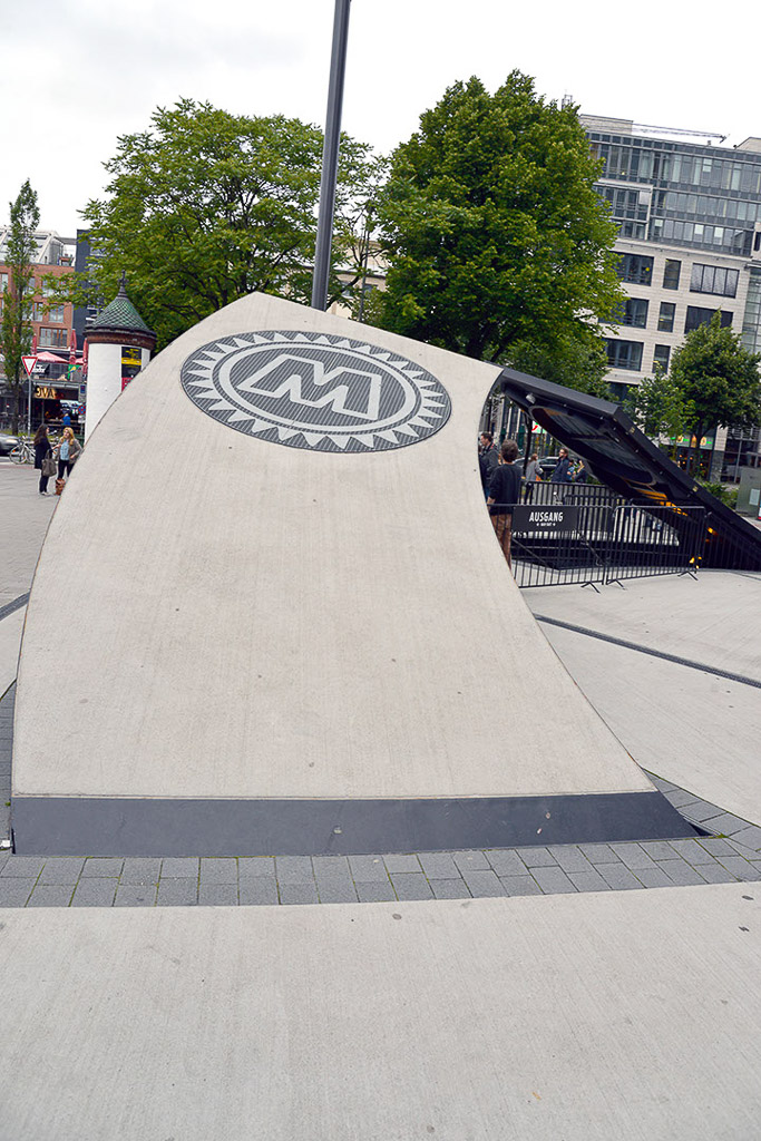 Betondeckel am Eingang des Mojo Clubs im Hochformat