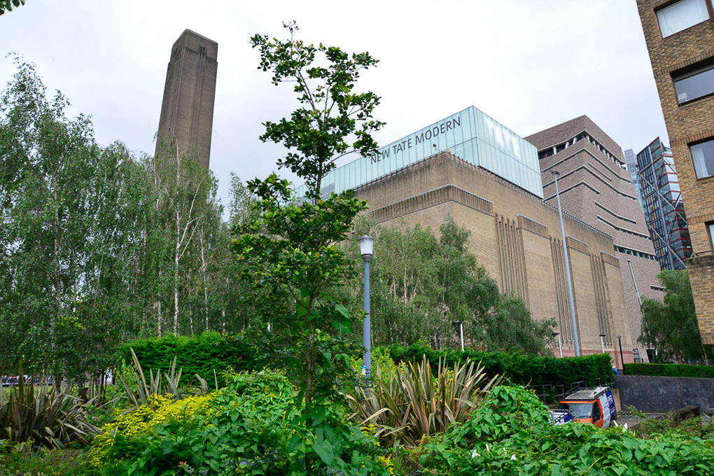 Tate Modern mit Schornstein hinter Pflanzen