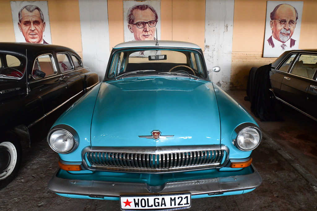 Wolga mit Porträts im Hintergrund
