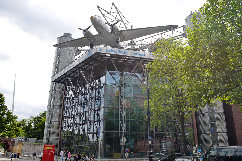 Rosinenbomber auf dem Dach des Museums