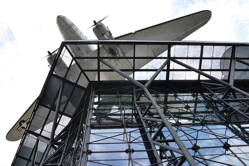 Flugzeug auf dem Museumsgebäude von unten