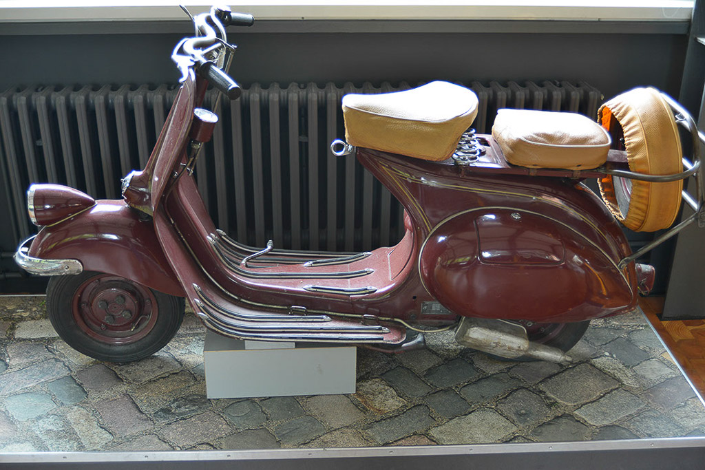 Roller in einer Vitrine