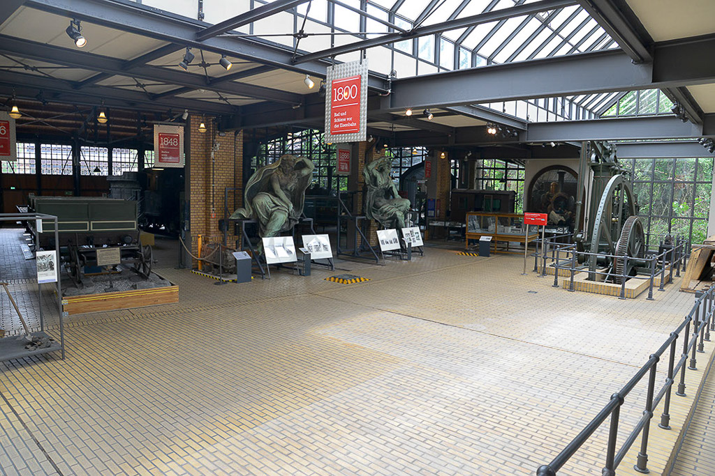 Halle mit historischen Maschinen