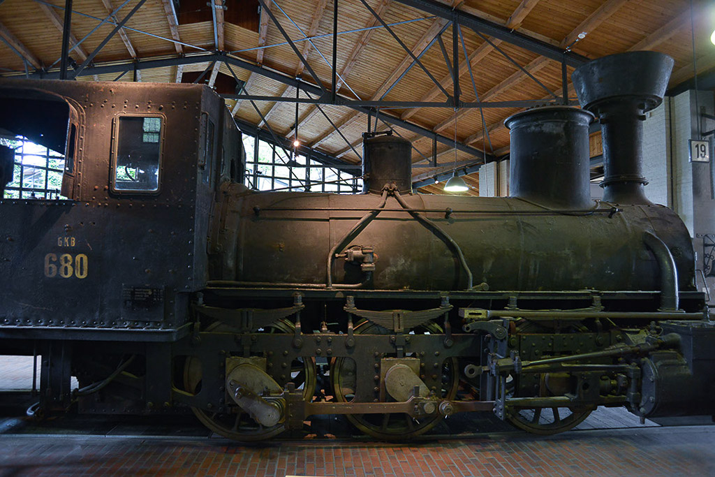 Dunkle Dampflokomotive im Lokschuppen