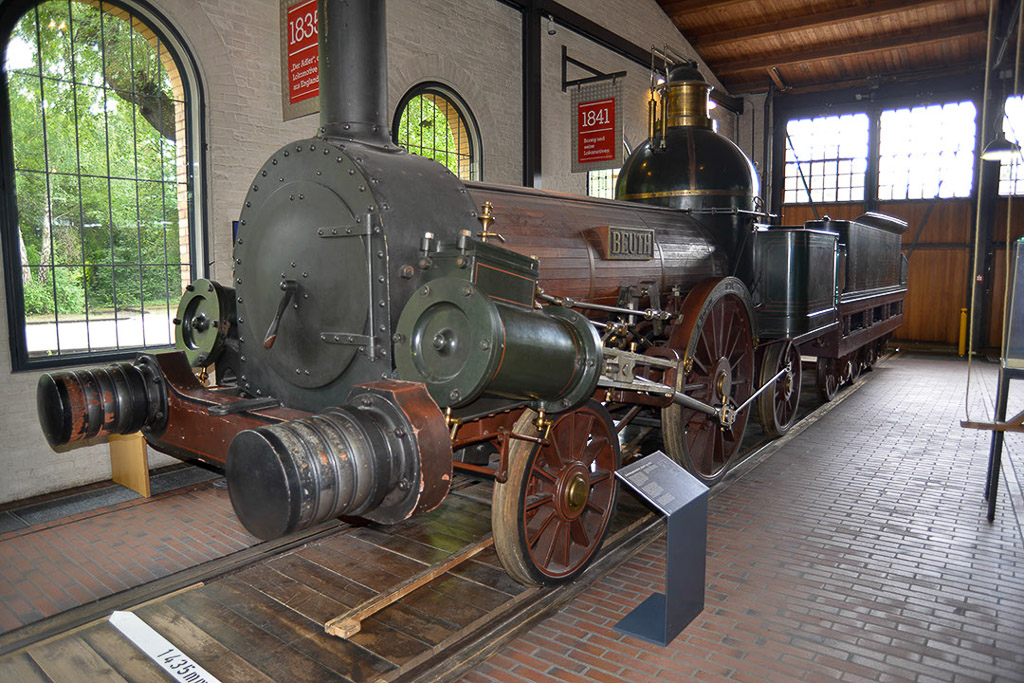 Historische Dampflokomotive mit großen Rädern