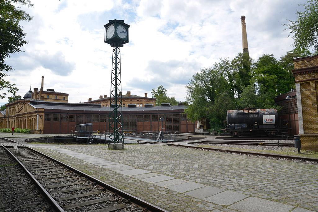 Gleise und Signalmast vor dem Lokschuppen