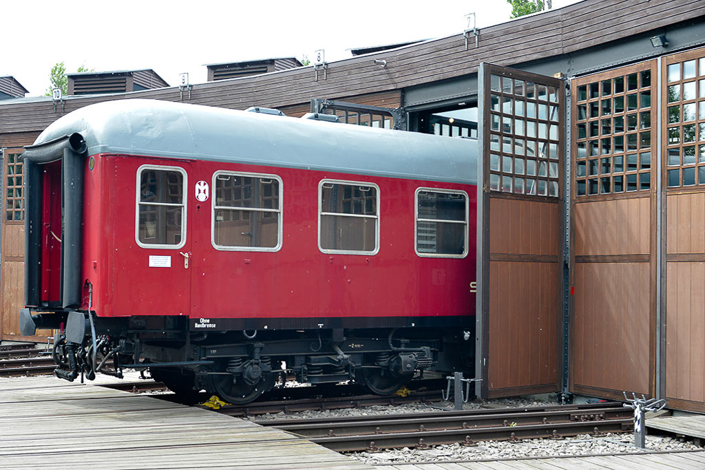 Roter Personenwagen vor dem Lokschuppen