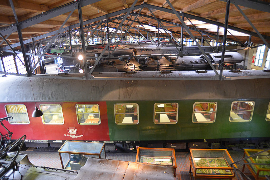 Eisenbahnwagen von oben im Lokschuppen