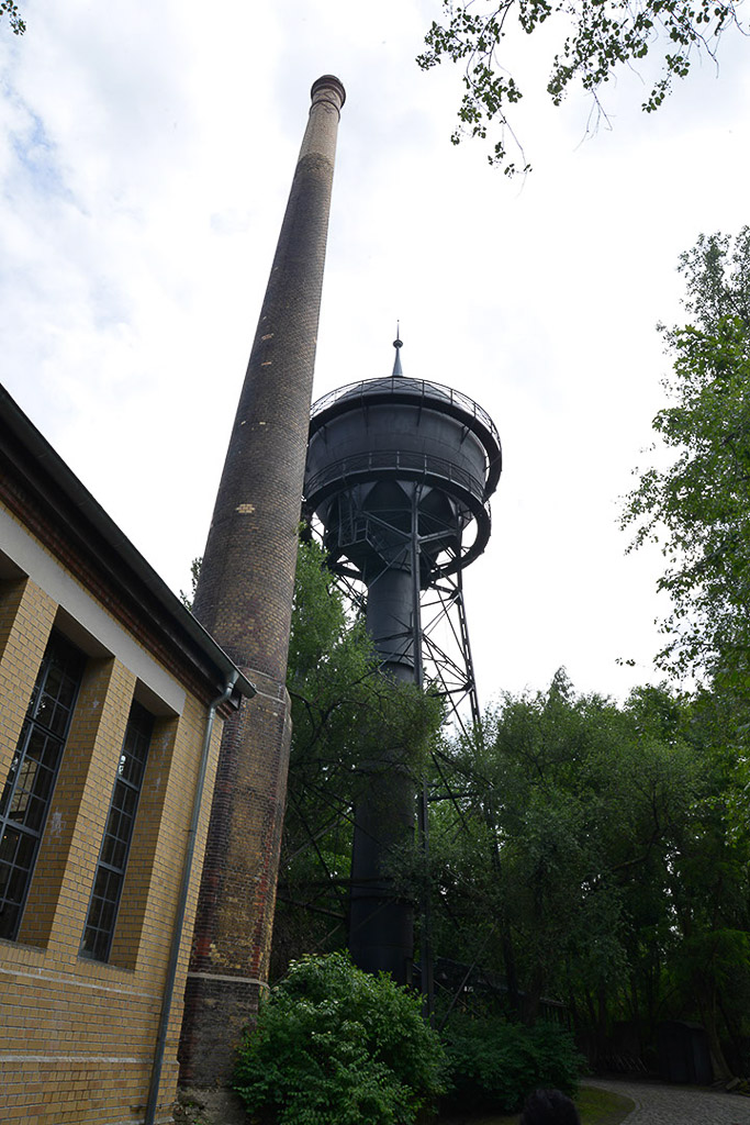 Wasserturm und Schornstein im Hochformat