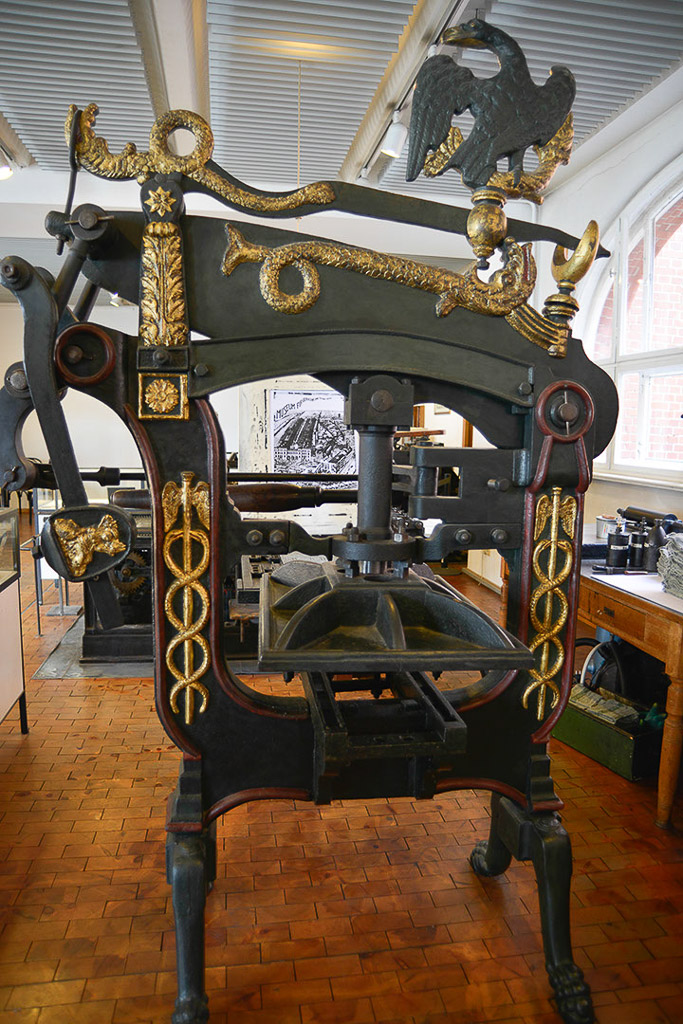 Alte Druckerpresse im Hochformat