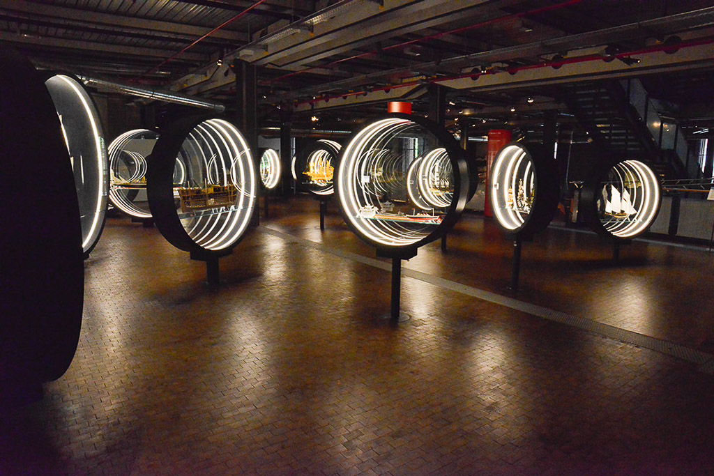 Ausstellungsraum mit runden Fenstern