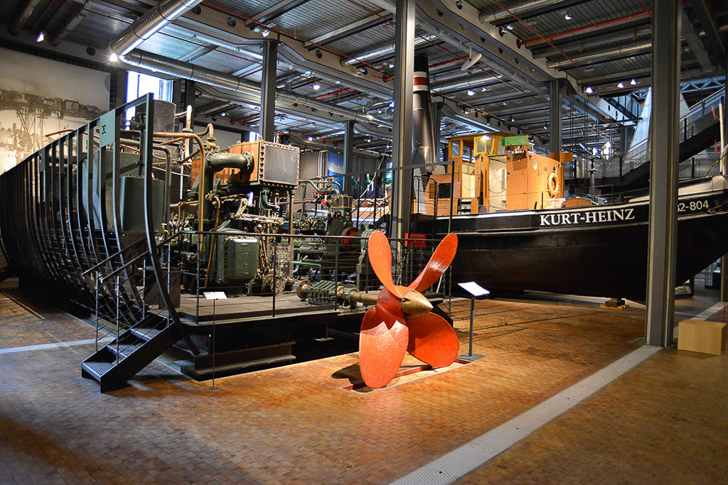 Schiffsmaschine in der Ausstellung