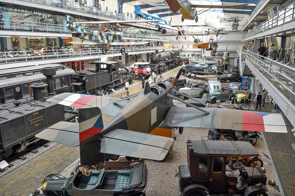 Große Halle mit Fahrzeugen und Flugzeugen