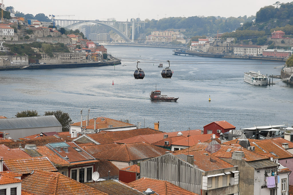 Gondeln der Seilbahn über dem Douro