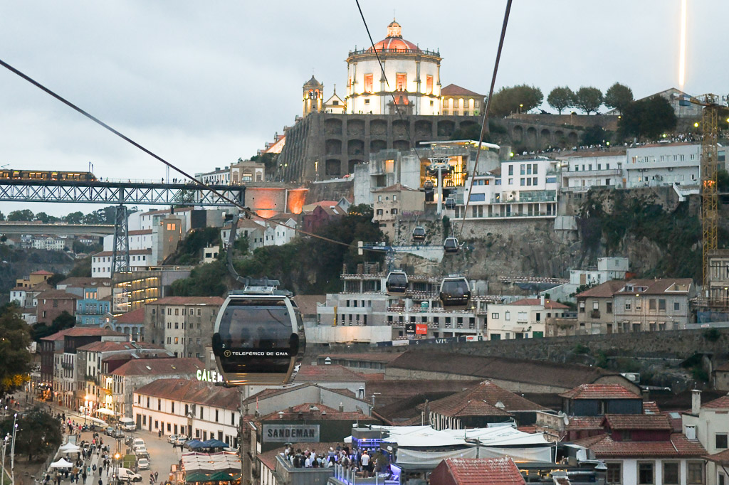 Seilbahn vor dem Kloster auf dem Hügel