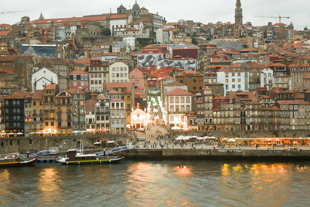 Uferfront von Porto am Abend
