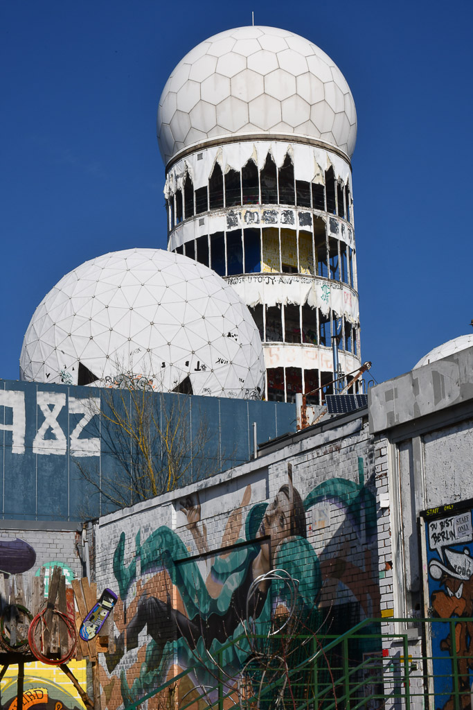 Radarkuppeln mit Graffiti im Hochformat